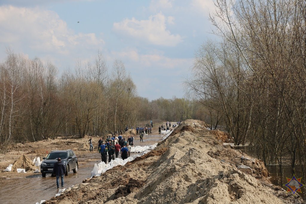 Гомельские спасатели укрепляют двухкилометровую насыпь, спасая местных жителей от паводка