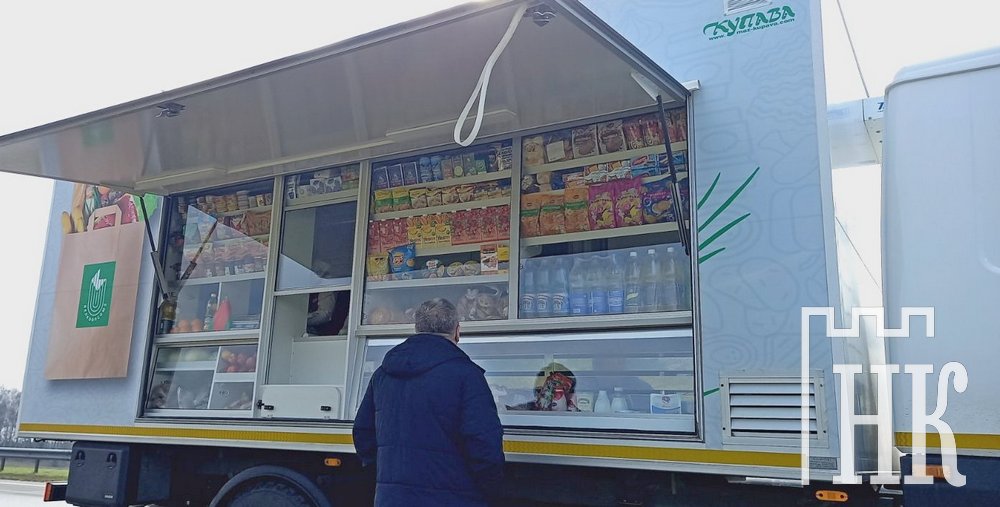 На очереди в «Козловичи». Что чаще всего берут дальнобойщики в автолавках?