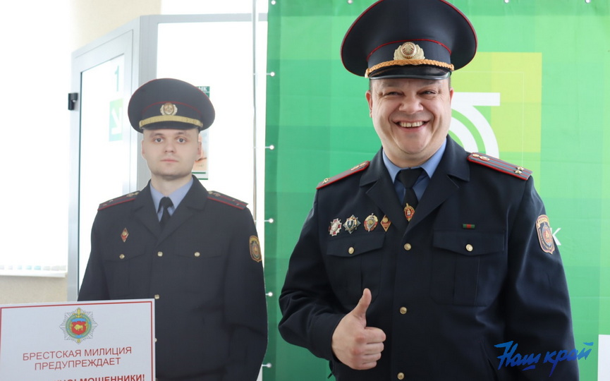 В Барановичах в отделении банка установили ростовую фигуру милиционера для защиты от мошенников