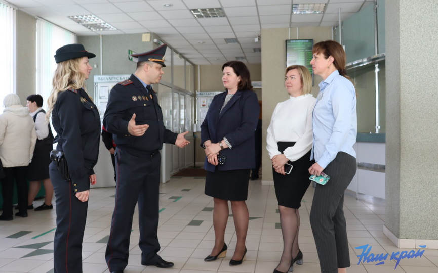 В Барановичах в отделении банка установили ростовую фигуру милиционера для защиты от мошенников