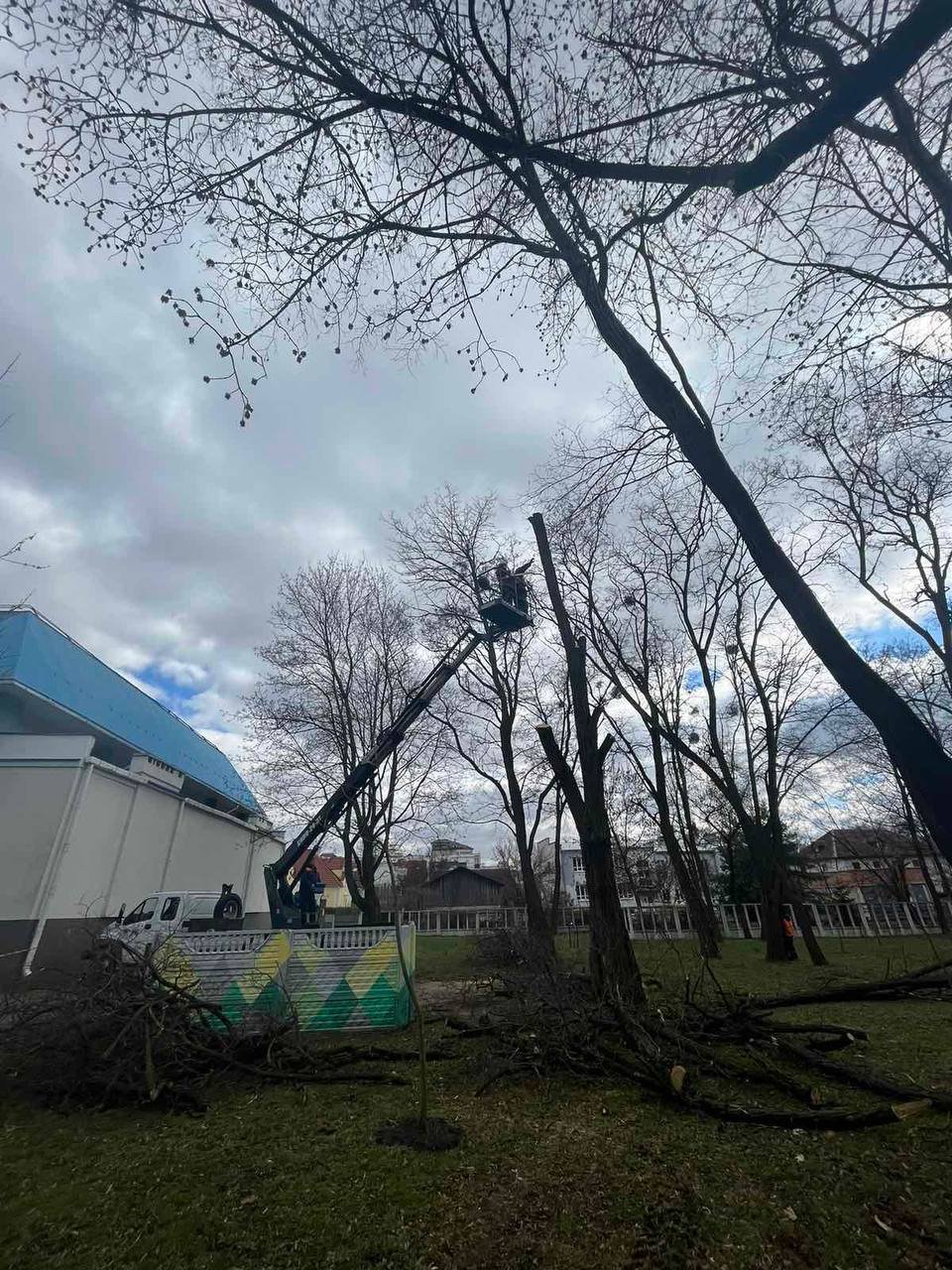 Продолжаются интенсивные работы по подготовке городского Парка культуры и отдыха к началу сезона