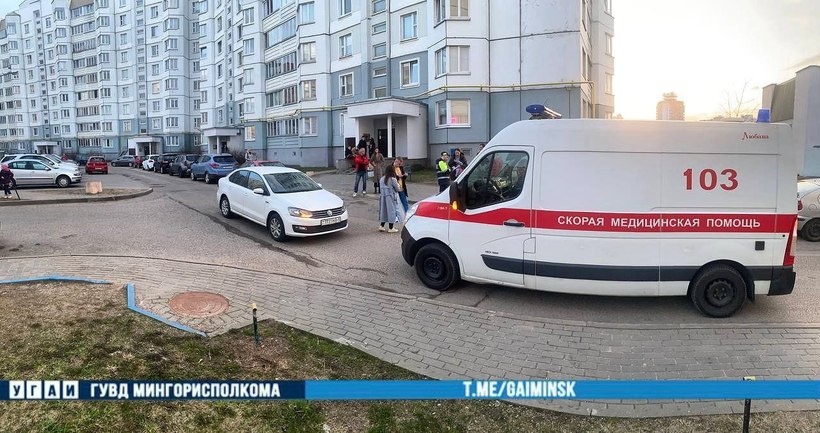 Во дворе сбили 7-летнюю девочку. Видео не для впечатлительных.