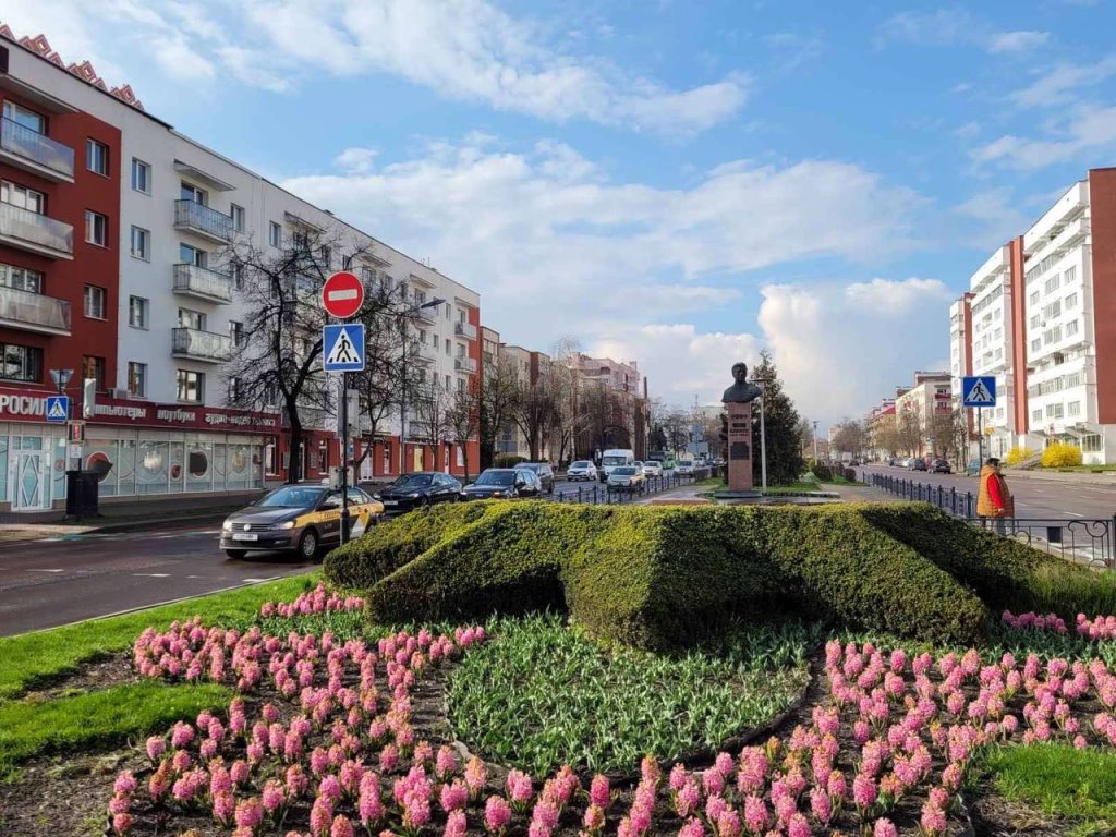 К майским праздникам Брест украсят около 100 тысяч ярких весенних цветов