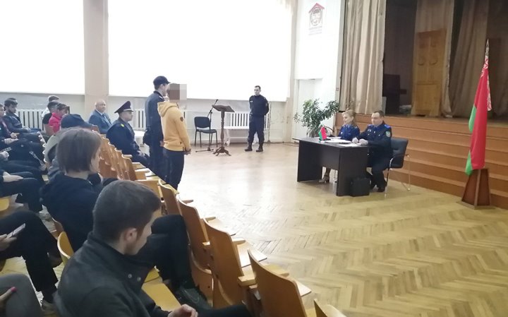 В Барановичах 18-летнюю девушку – курьера телефонных мошенников заключили под стражу