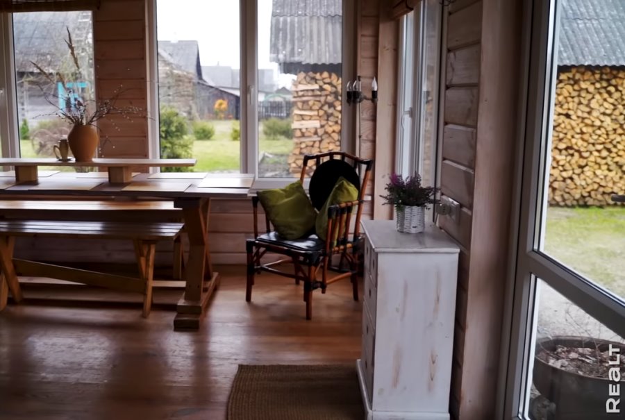 Две веранды и пять печей. Семья отремонтировала родительский дом в Брестской области и превратила его в уютную усадьбу