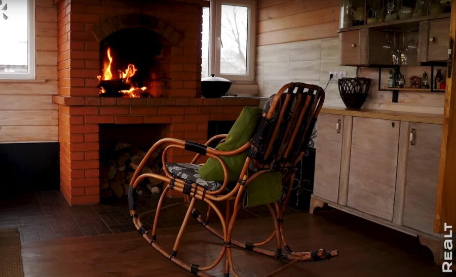 Две веранды и пять печей. Семья отремонтировала родительский дом в Брестской области и превратила его в уютную усадьбу