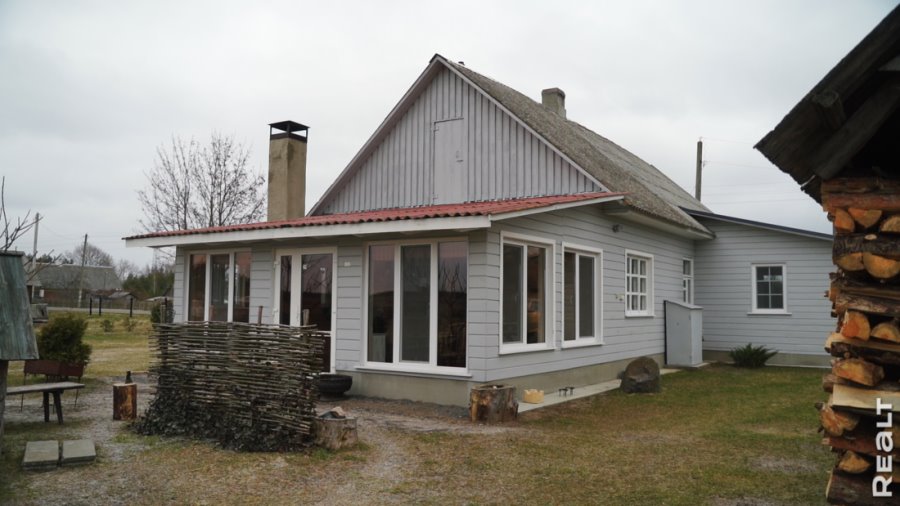 Две веранды и пять печей. Семья отремонтировала родительский дом в Брестской области и превратила его в уютную усадьбу