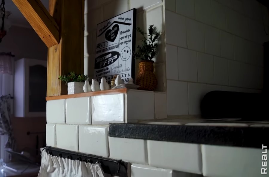 Две веранды и пять печей. Семья отремонтировала родительский дом в Брестской области и превратила его в уютную усадьбу