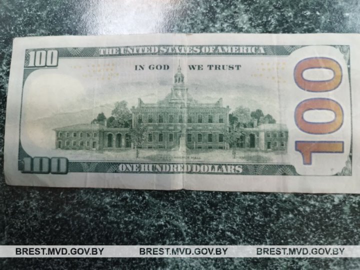 Житель Брестской области пытался обменять 100 долларов: купюра оказалась фальшивой
