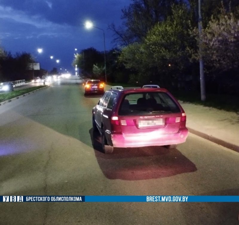 В Бресте пешеход решил перейти дорогу вне перехода - теперь в больнице