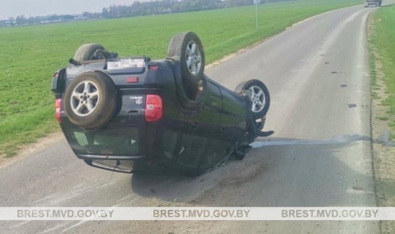 Был пьян. Под Брестом водитель из Каменца перевернулся на Toyota