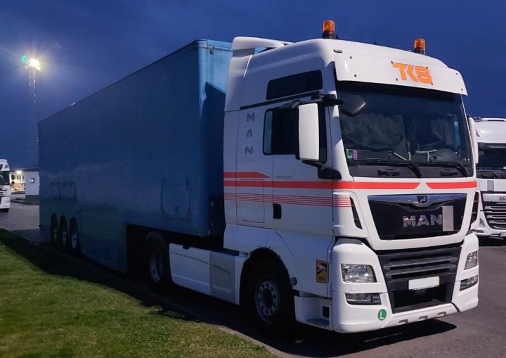 Тягач с полуприцепом из Германии пытались ввезти через ПП «Козловичи» по заниженной стоимости