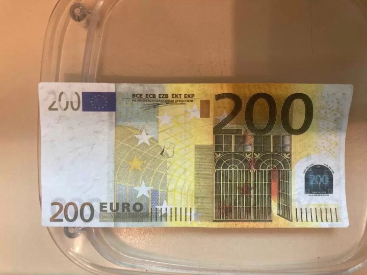 Женщины пытались обменять сувенирные деньги — две истории с разным концом