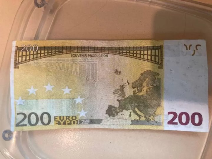 Женщины пытались обменять сувенирные деньги — две истории с разным концом