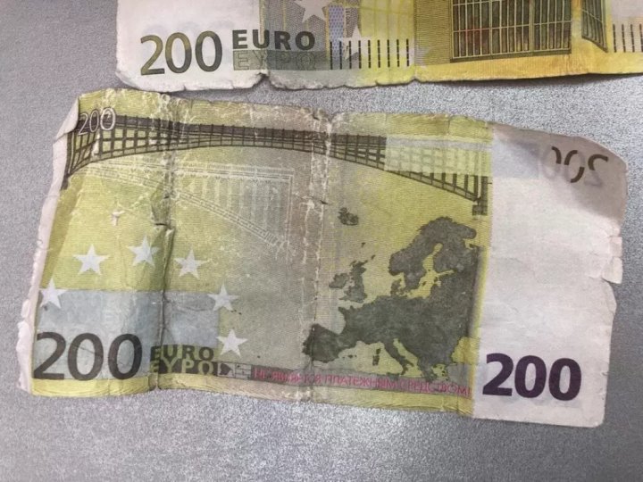 Женщины пытались обменять сувенирные деньги — две истории с разным концом