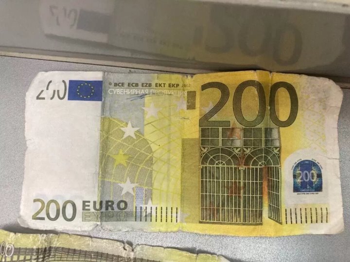 Женщины пытались обменять сувенирные деньги — две истории с разным концом