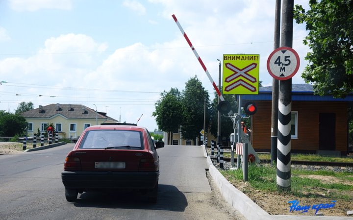 Можно ли проехать железнодорожный переезд, если шлагбаум едва начал опускаться?