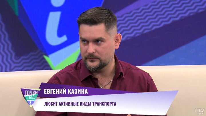 Электросамокат врезался в автомобиль на дворовой территории. Кто должен уступать дорогу?