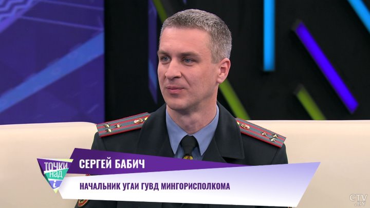 Электросамокат врезался в автомобиль на дворовой территории. Кто должен уступать дорогу?