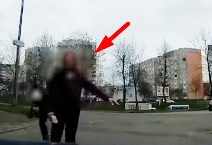 Пешеход остановил водителя и целый час учил ПДД. Но каким?