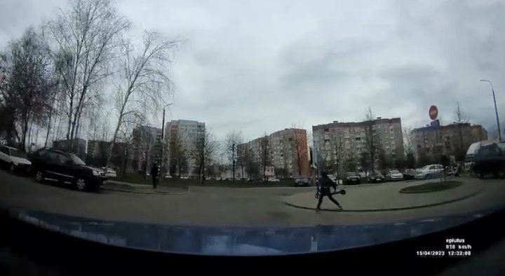 Пешеход остановил водителя и целый час учил ПДД. Но каким?