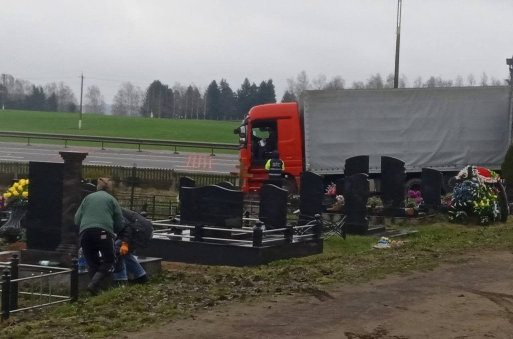 Под Минском фура проехала по памятникам на кладбище