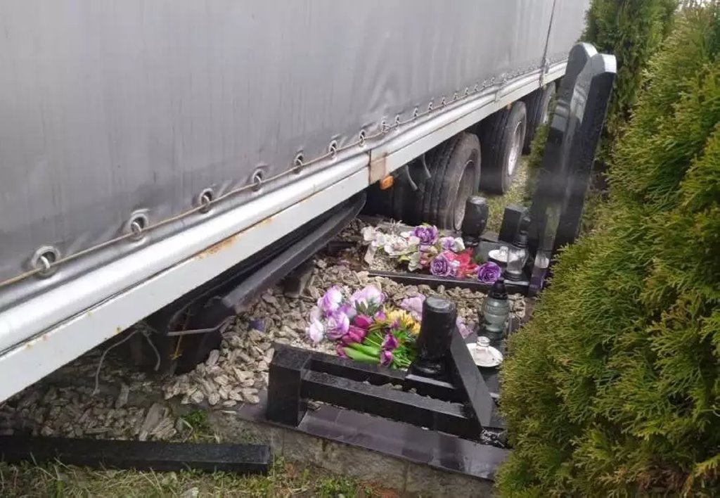 Под Минском фура проехала по памятникам на кладбище