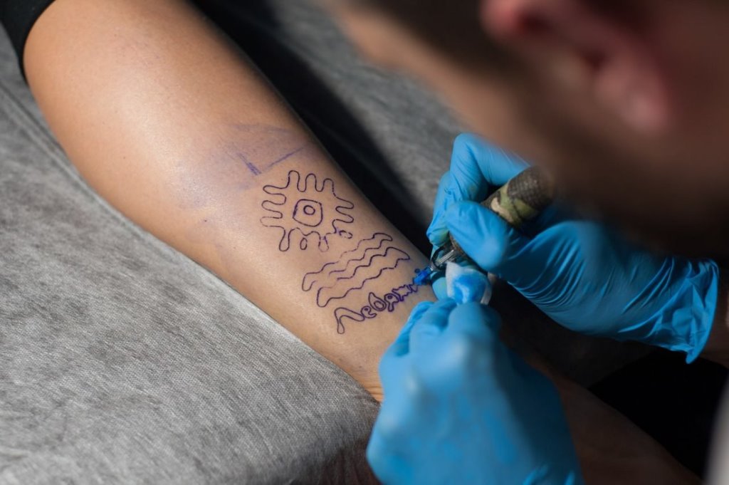 Белоруска набила тату с лого аквапарка, чтобы отдыхать там бесплатно. Но что-то пошло не так