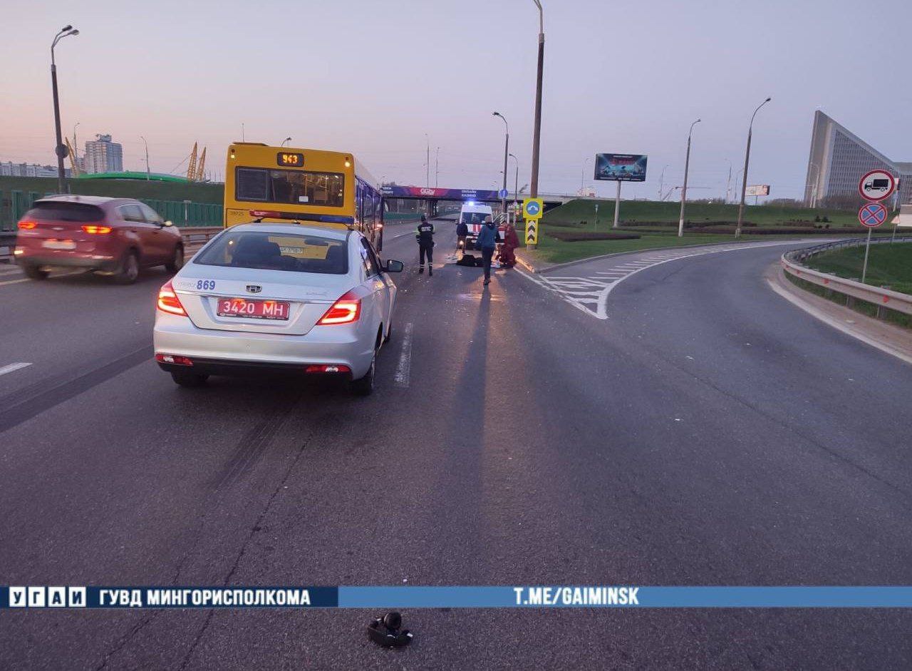 Пешеход перепрыгнул ограждение и побежал прямо под автобус. Опубликовано видео