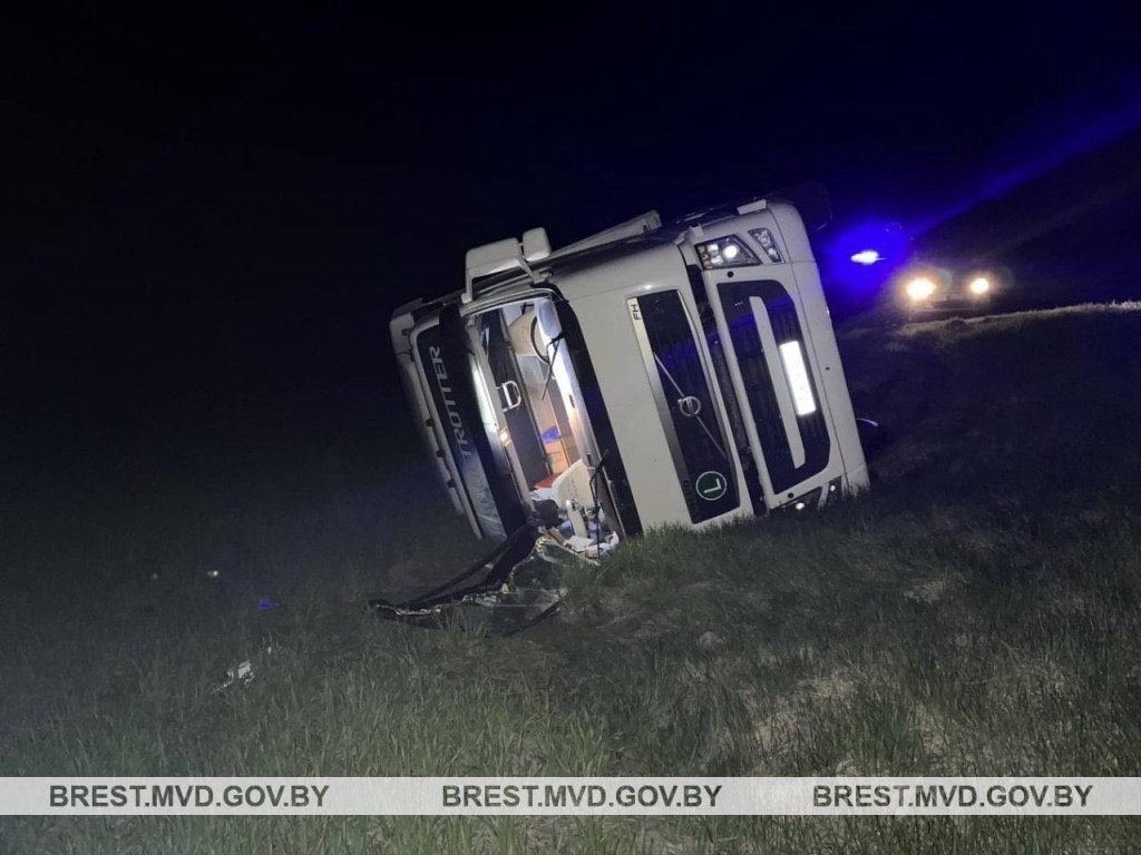 На трассе М1 возле Березы фура съехала в кювет