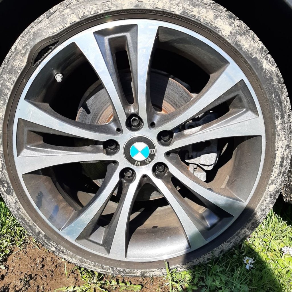 «Яма расползлась на две полосы». Мужчина о разорванном на P28 колесе