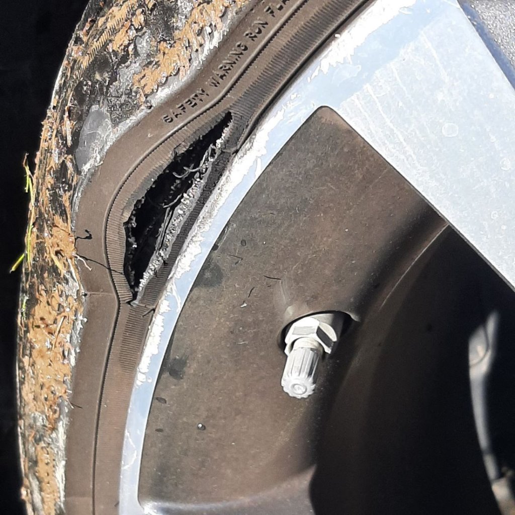 «Яма расползлась на две полосы». Мужчина о разорванном на P28 колесе