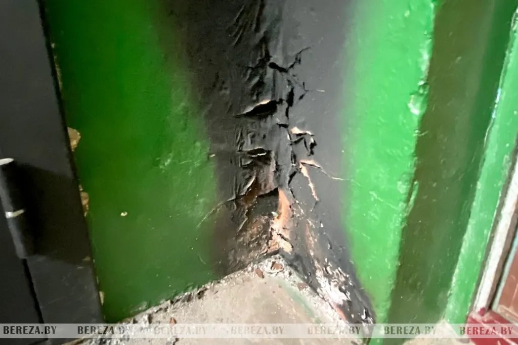 В Березовском районе горел подъезд жилого дома