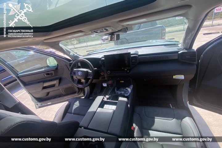 Какие машины и куда чаще всего везут через Беларусь нелегально, рассказали в ГТК