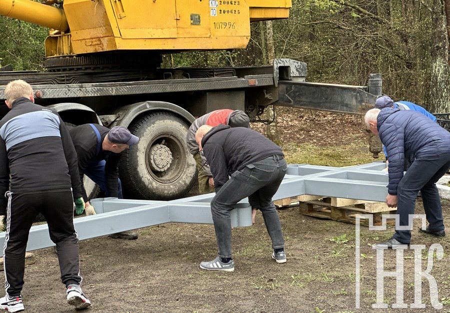 Шестиметровый металлический крест появился у мемориала в Каменецком районе