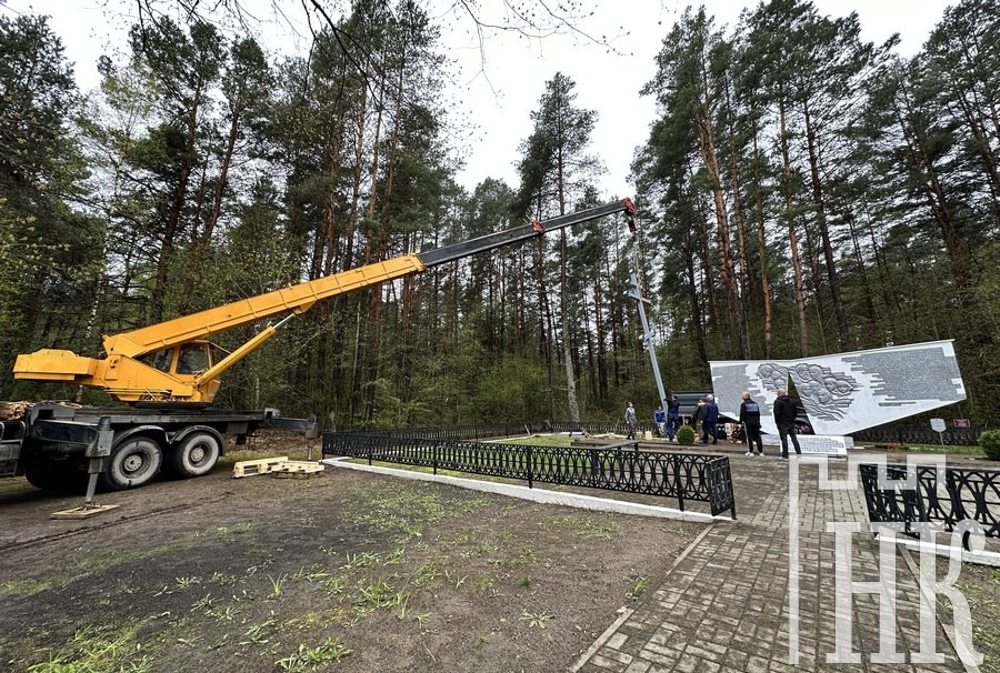 Шестиметровый металлический крест появился у мемориала в Каменецком районе