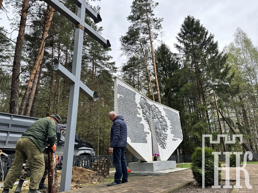 Шестиметровый металлический крест появился у мемориала в Каменецком районе