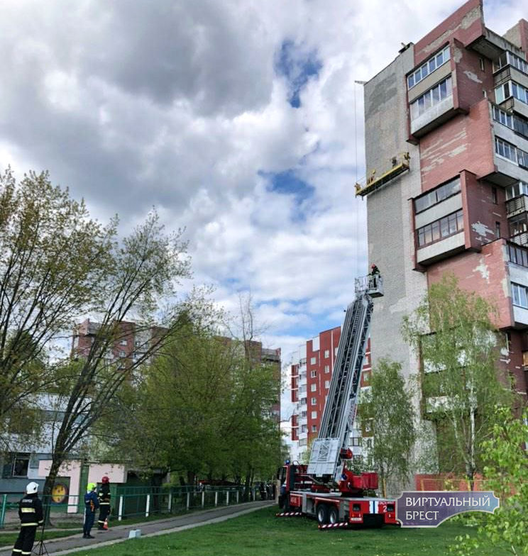 Строительная люлька с рабочими застряла на уровне 10-го этажа в Бресте