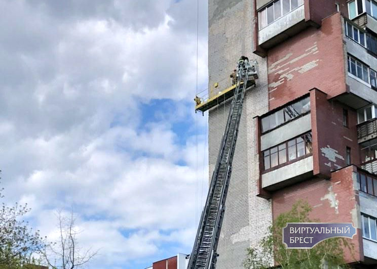 Строительная люлька с рабочими застряла на уровне 10-го этажа в Бресте