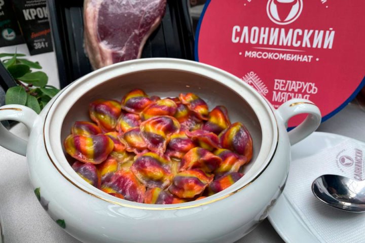 В магазинах Беларуси появились цветные пельмени