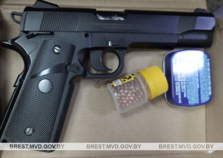 В Брестской области 15-летний подросток повредил окна пневматическим пистолетом