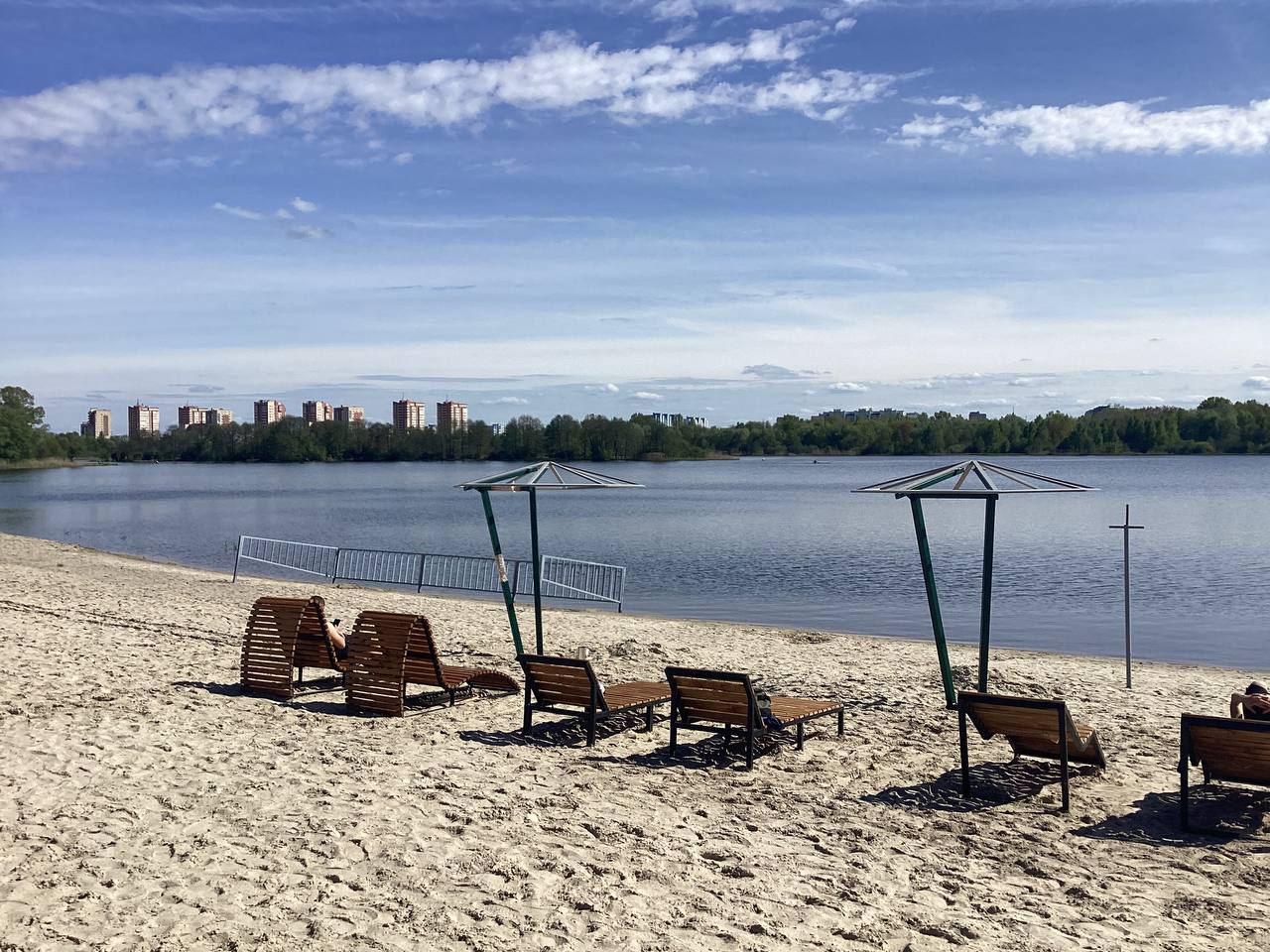 40 шезлонгов и 10 теневых навесов установят на Центральном пляже в Бресте