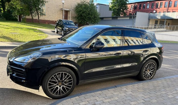 Бухгалтер умудрилась столько наворовать на работе, что ее взрослый сын купил себе пять дорогих авто