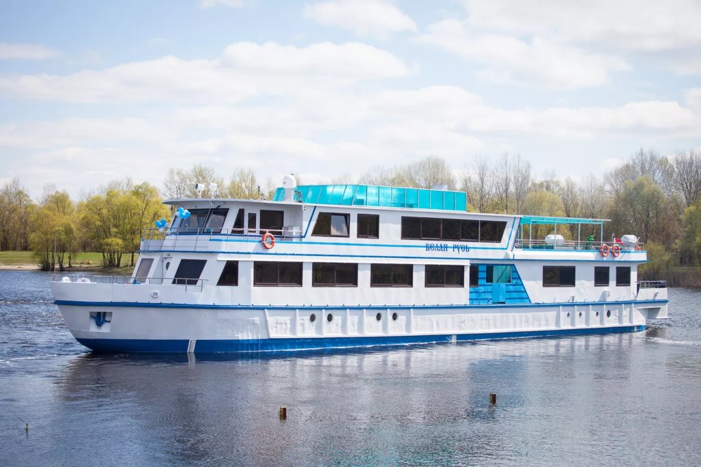 Круизный теплоход «Белая Русь» предстоящей ночью отправится из Бреста в свой первый рейс в этом сезоне по Полесью