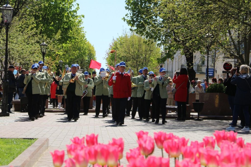 Праздничное дефиле на Советской в Бресте. Смотрите фото и видео