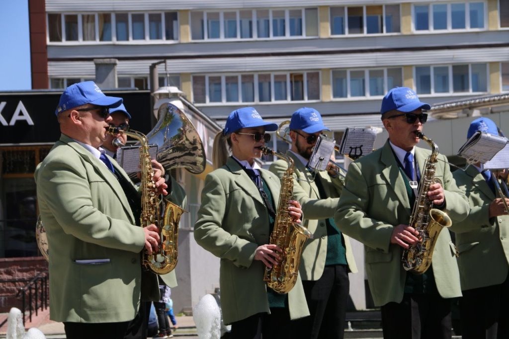 Праздничное дефиле на Советской в Бресте. Смотрите фото и видео