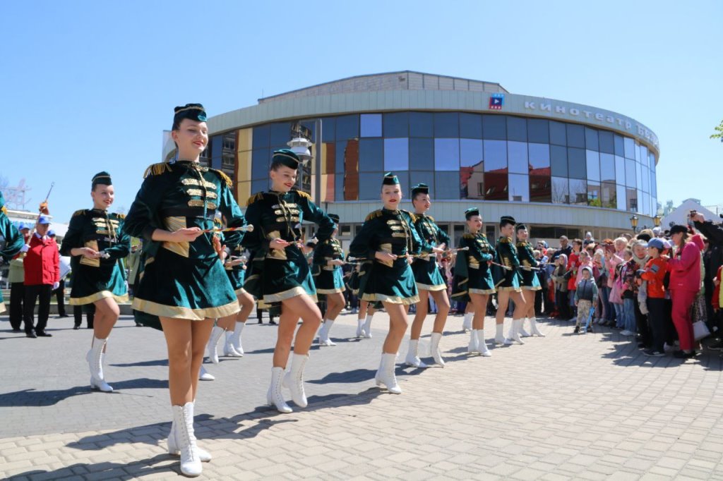 Праздничное дефиле на Советской в Бресте. Смотрите фото и видео