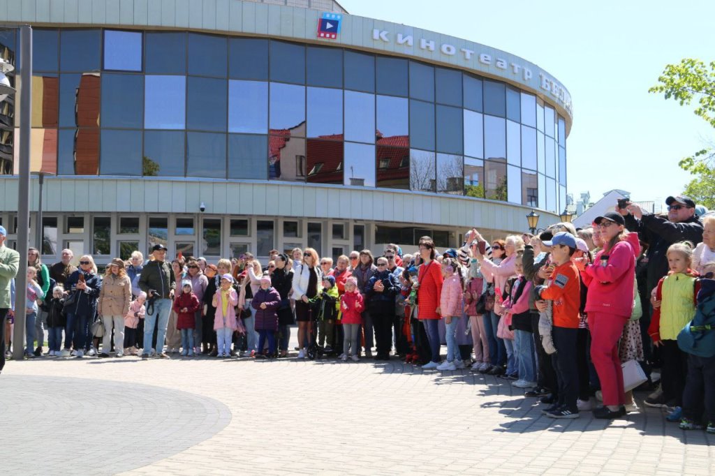Праздничное дефиле на Советской в Бресте. Смотрите фото и видео