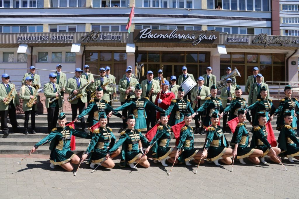 Праздничное дефиле на Советской в Бресте. Смотрите фото и видео