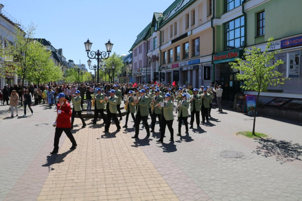 Праздничное дефиле на Советской в Бресте. Смотрите фото и видео